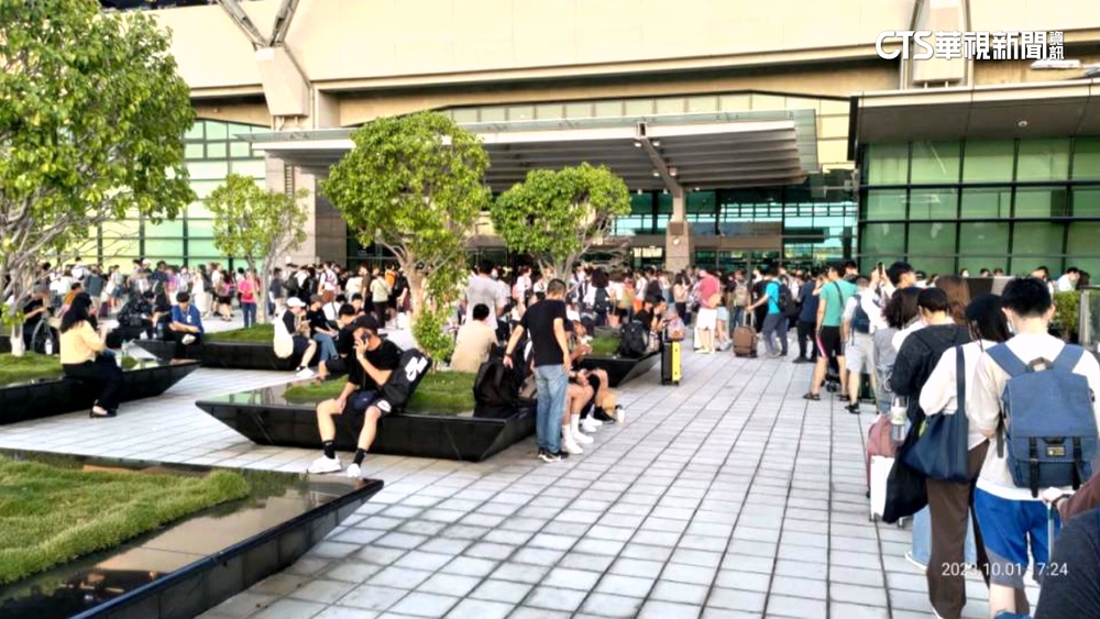 台中高鐵站收假日擠爆！　自由座從月台排到站外