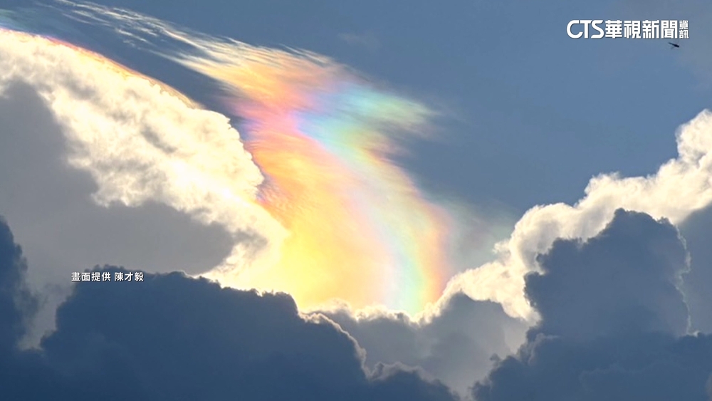 天空七彩光如調色盤　雲朵幻化「baby　face」奇景