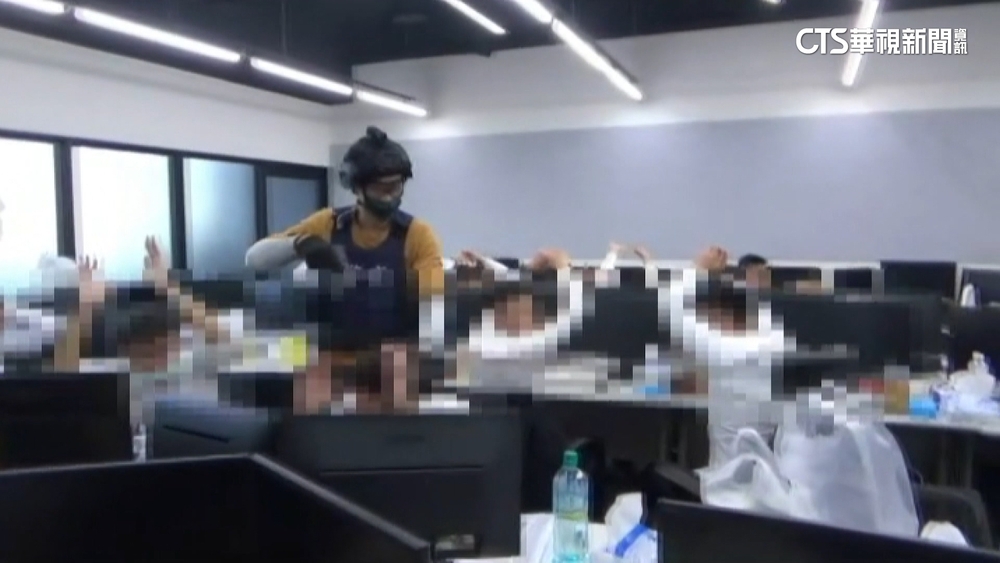 穿西裝扮白領藏商辦！　警砸玻璃門　破博弈集團