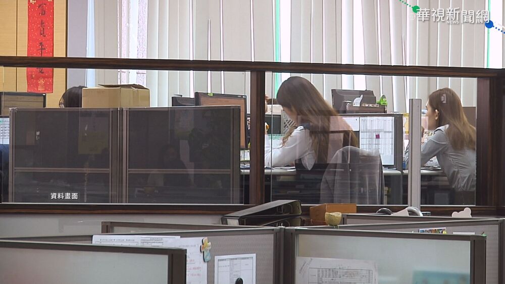 每天準時下班遭主管威脅「考績打丙」　他惑：事情做完不能走？