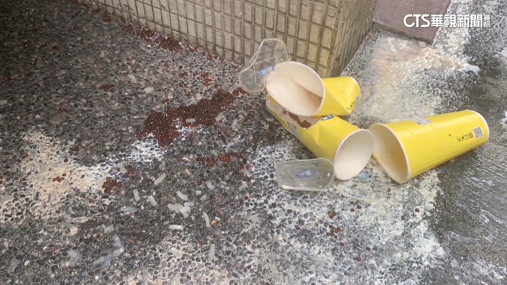 外送員不願送餐上樓 取消訂單「打翻奶茶」惹議