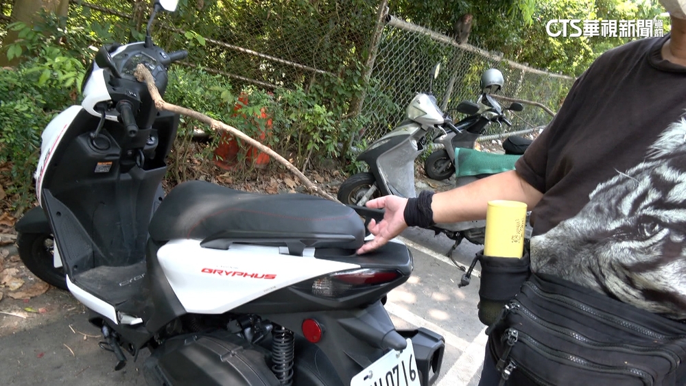 高雄奇景！　機車上放樹枝.木棍　防獼猴搗亂