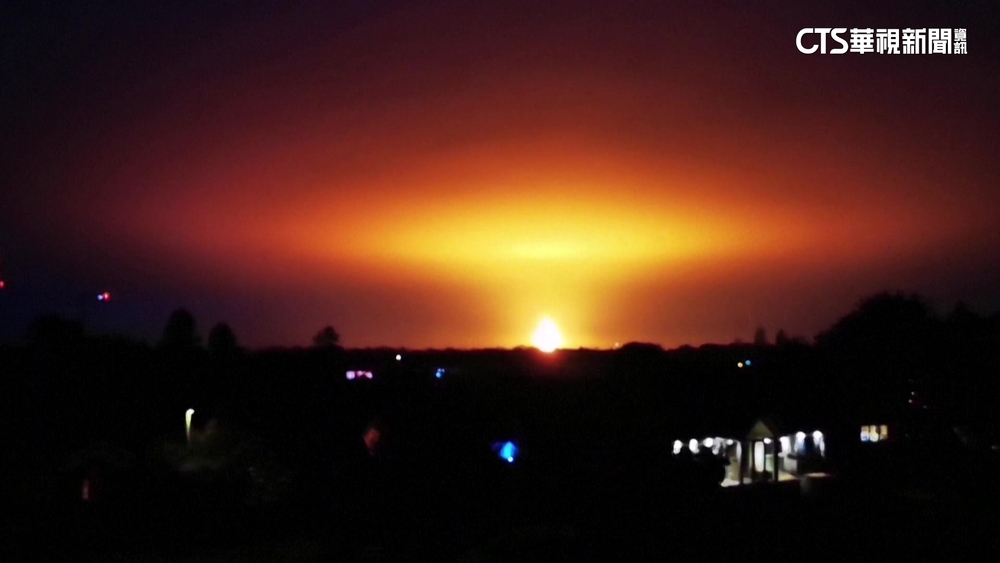 沼氣池遭閃電擊中　爆炸火球照亮牛津夜空