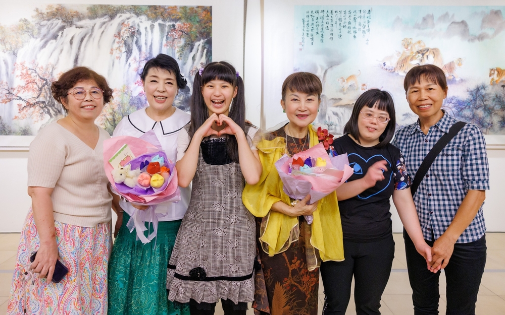 畫家陳麗雀與簡文秀綻放東西方藝術風采　「日月麗天」國父紀念館展出