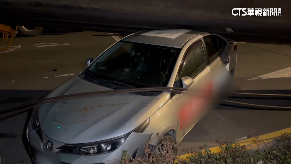 桃捷施工意外！　吊車傾倒壓2車釀2人傷