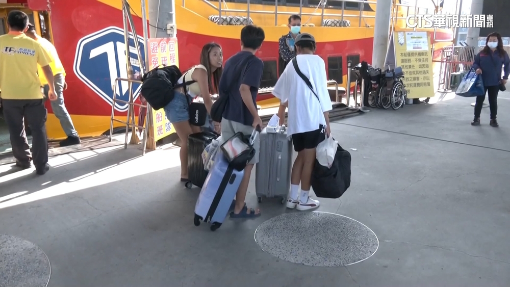 受小犬影響東琉線船班異動 遊客趕搭船回程