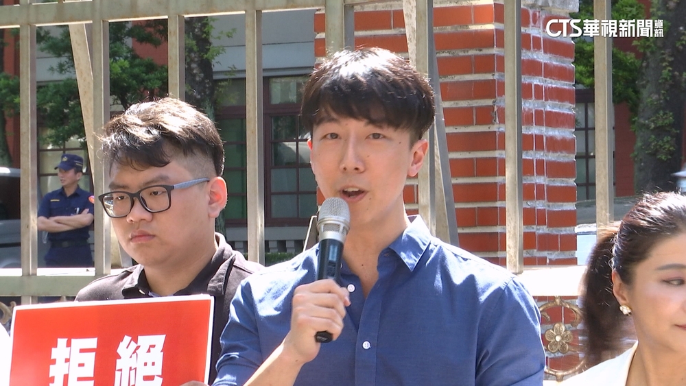 「Lin bay好油」貼民進黨證致歉　吳崢：別再牽拖民進黨了