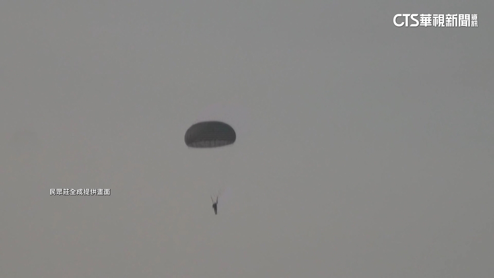 不畏「小犬」撲南部海域　航特部大鵬灣高空跳傘