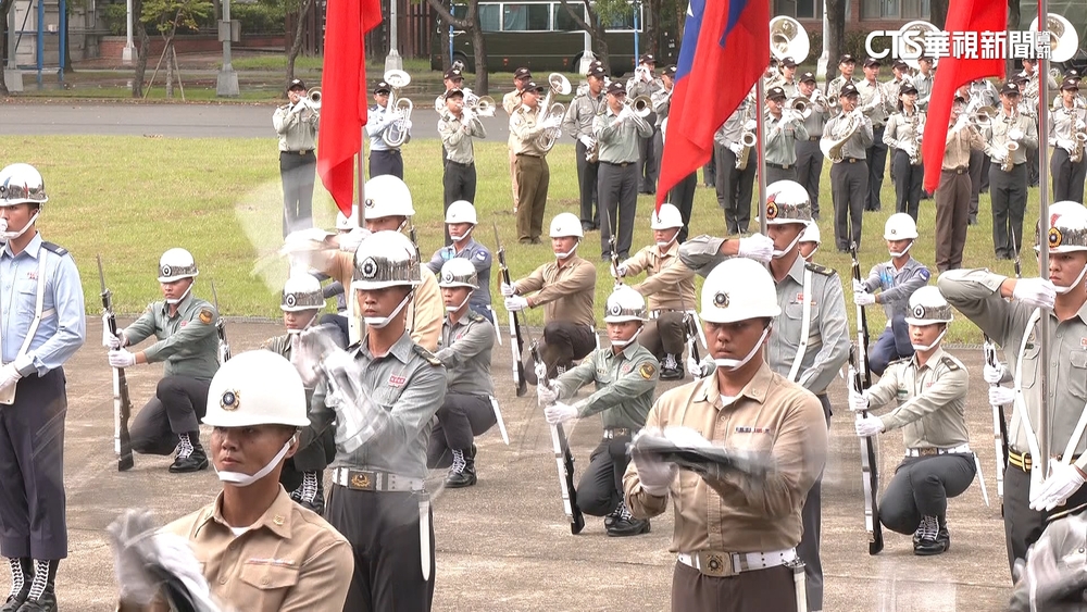 三軍樂儀隊國慶表演　鼓號樂隊中場挑大梁