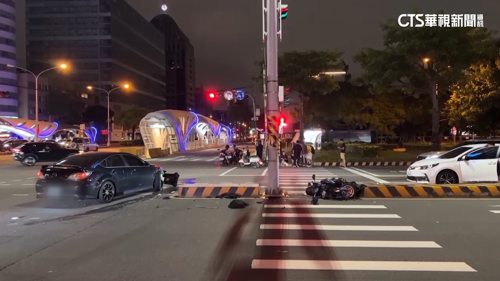 騎士直行慢車道　遭違規右轉車撞.飛出兩車道