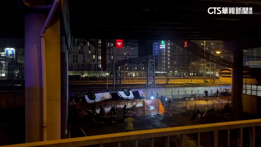 義大利巴士撞破護欄　從30m高處墜落致21死