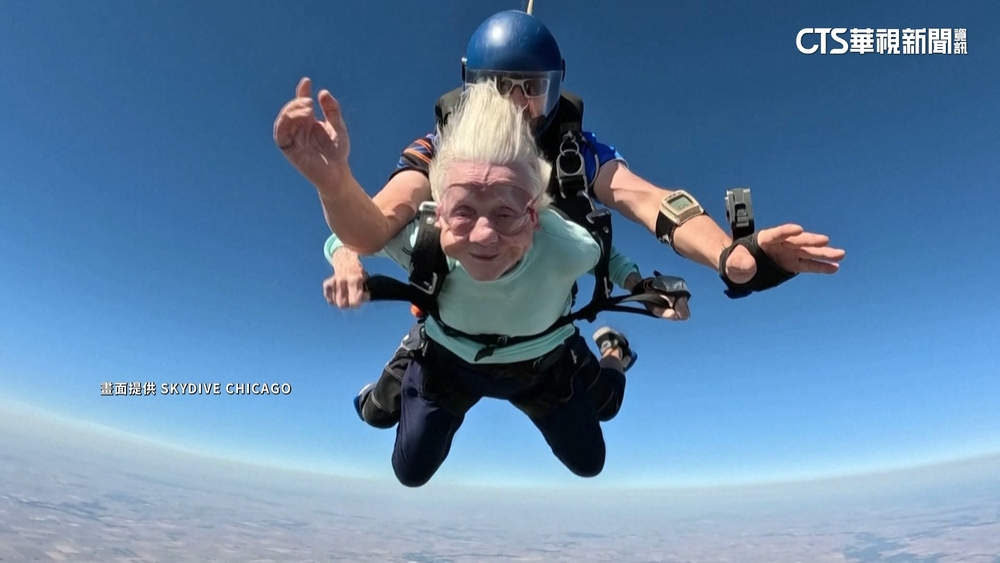 美104歲人瑞成功跳傘　創最高齡跳傘世界紀錄