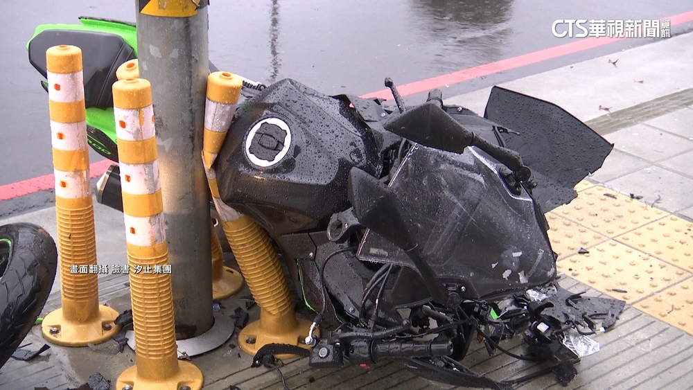 天雨路滑「人車噴飛」！　重機撞柱.騎士自摔輕傷