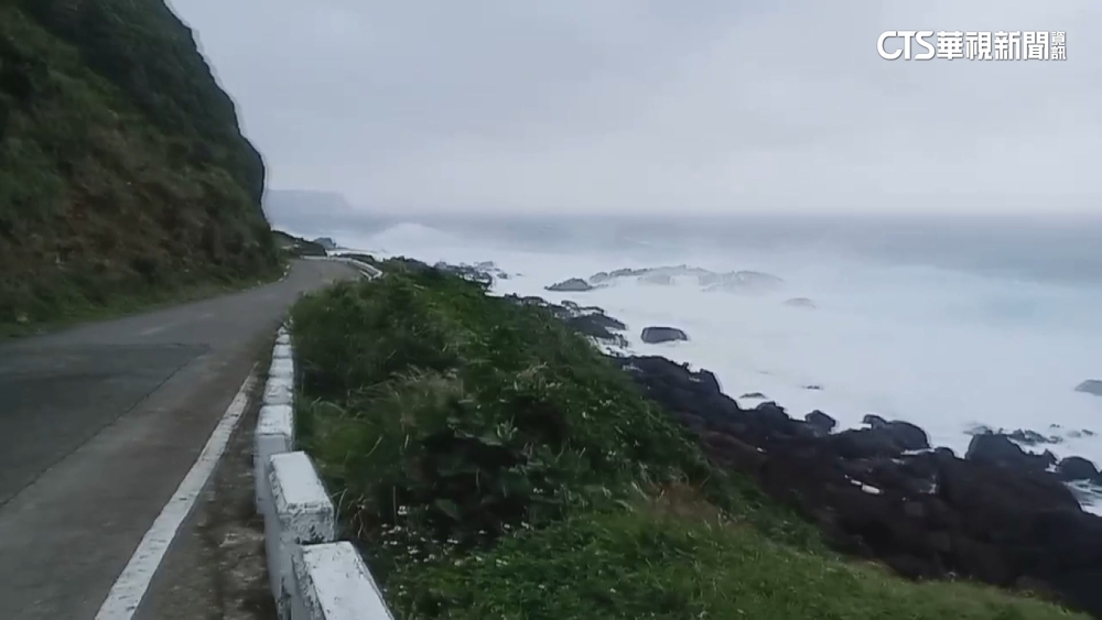 蘭嶼風強雨驟 民眾被風「推著走」難站立