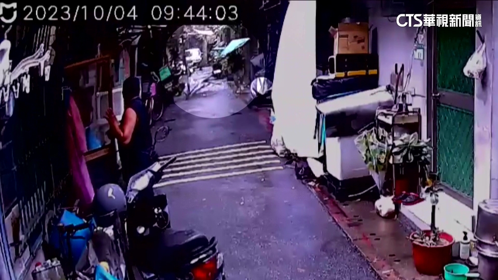 驚險！　北市老屋2樓鐵窗飛落　路人撐傘險遭砸
