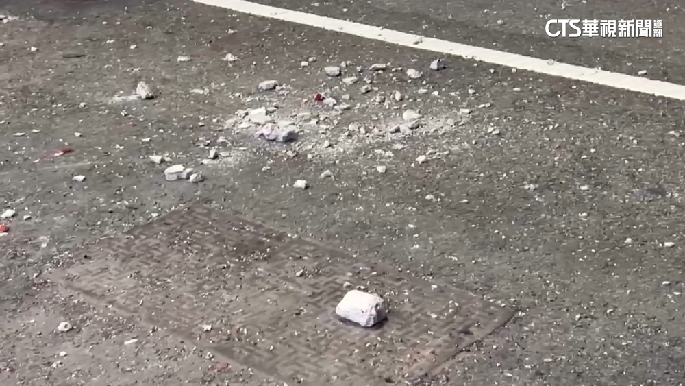 「小犬」強風襲　台南市中西區大樓下「磁磚雨」