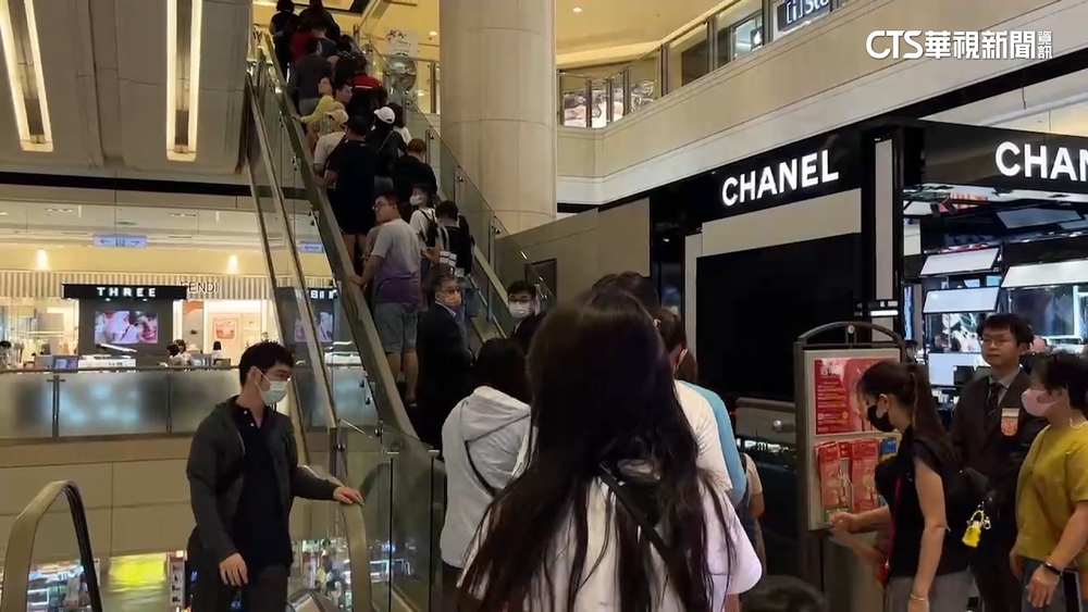 放颱風假！台中百貨湧人潮　KTV爆滿比假日多一倍