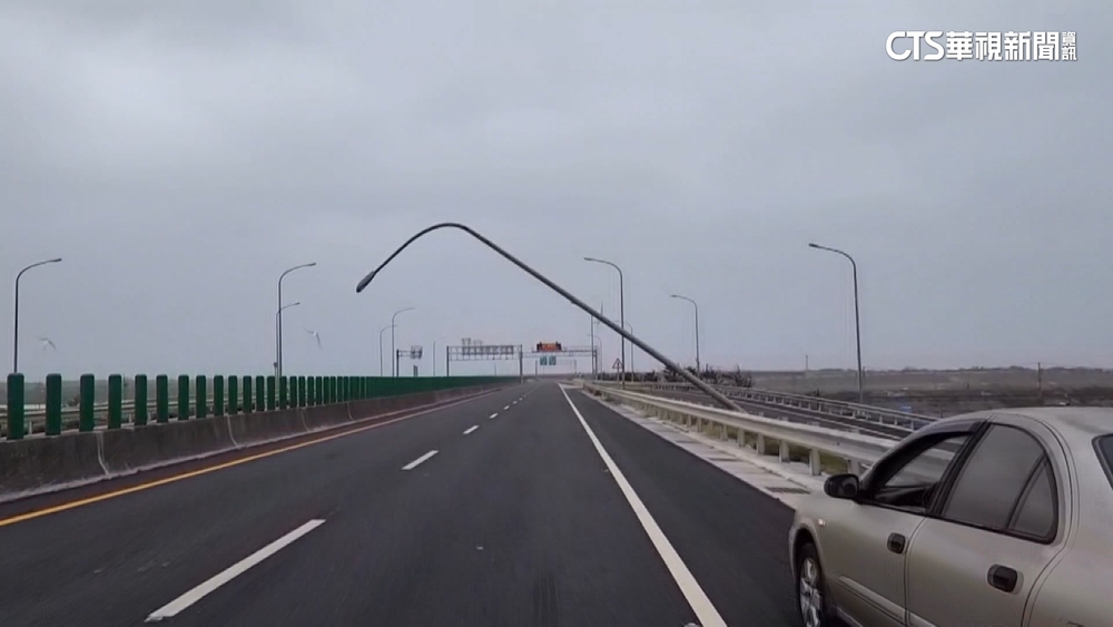 小犬颳強風！雲林路燈被吹彎腰　彰化警崗哨吹翻