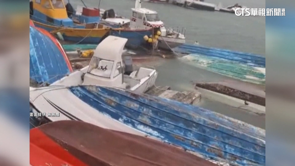 17級陣風襲蘭嶼開元港　七成漁船受損翻覆