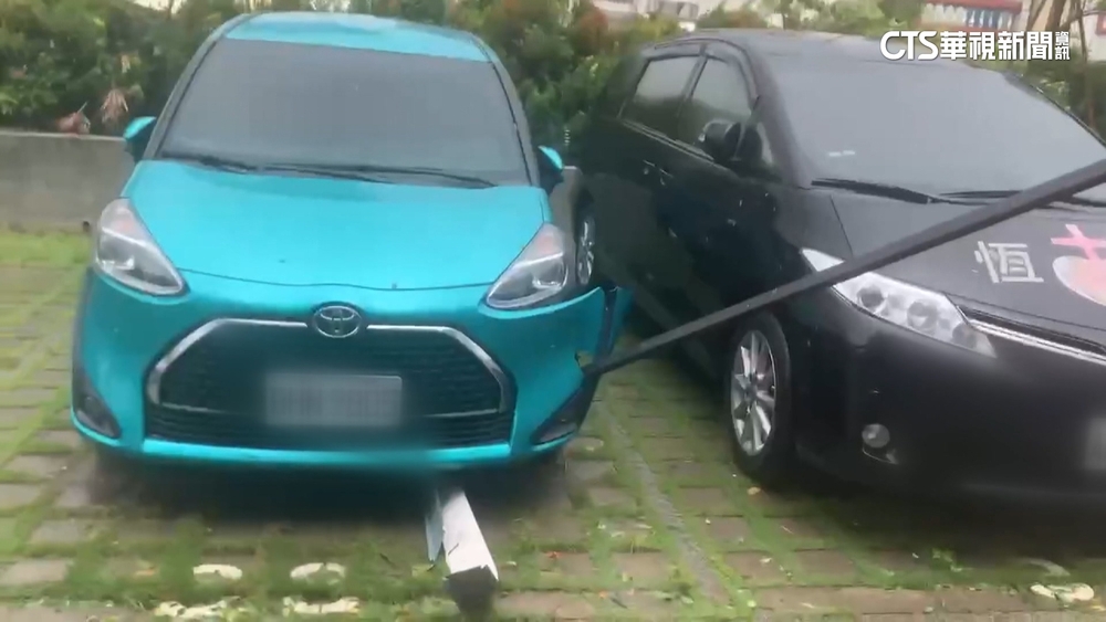 「小犬」強襲恆春基督教醫院　鐵條插毀接駁車