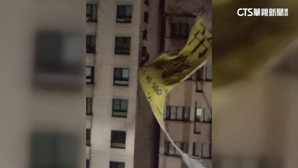 「小犬」高雄颳大風　工人冒險垂降高空拆廣告布條