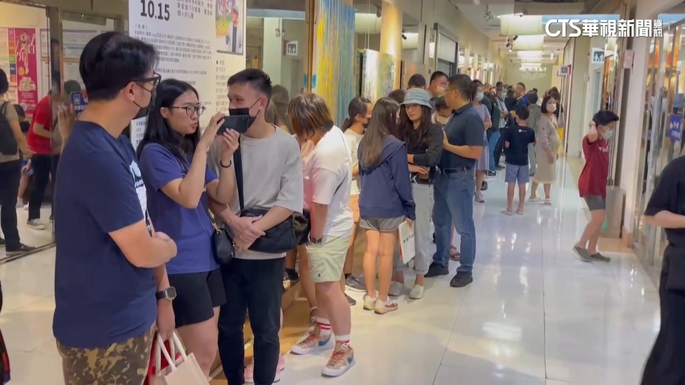 颱風天兩樣情！　桃學生頂風雨上課　竹市民逛街血拚