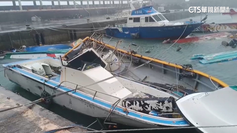 17級風撼蘭嶼　開元港上百艘船翻覆破損