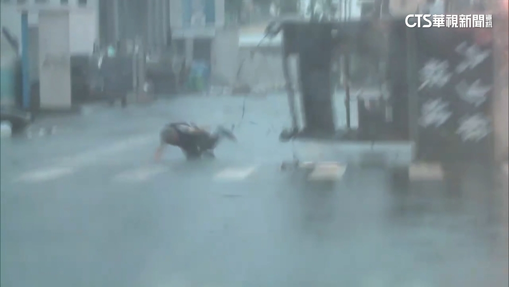 搶救被風吹走攤車　駕駛「慘遭回擊」重摔地