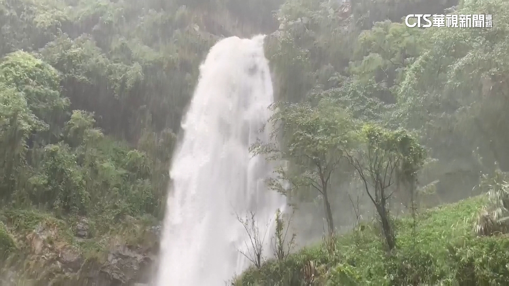 花蓮24小時雨量破250mm　南安瀑布水勢驚人