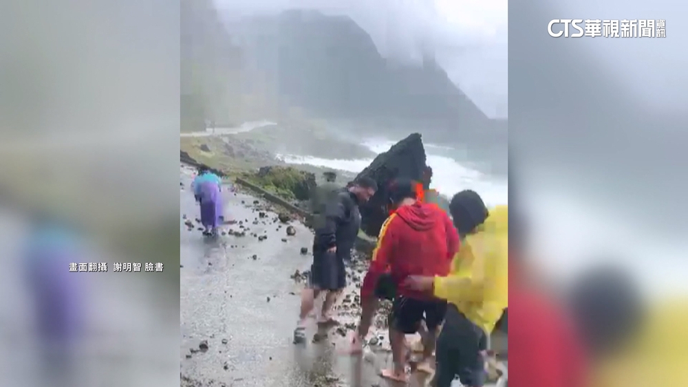 救護車進不去！　蘭嶼居民搬石塊.移路樹　助傷患就醫