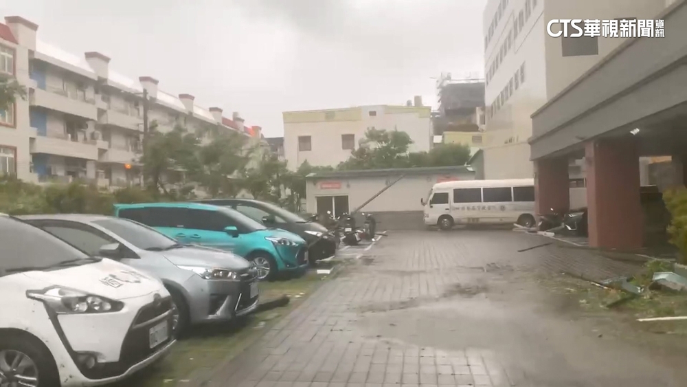 「小犬」襲恆春基督教醫院　天外飛來鐵條插毀車