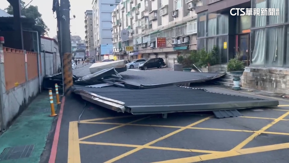 桃園大溪鐵皮屋頂遭吹掀　巨大聲響嚇壞住戶
