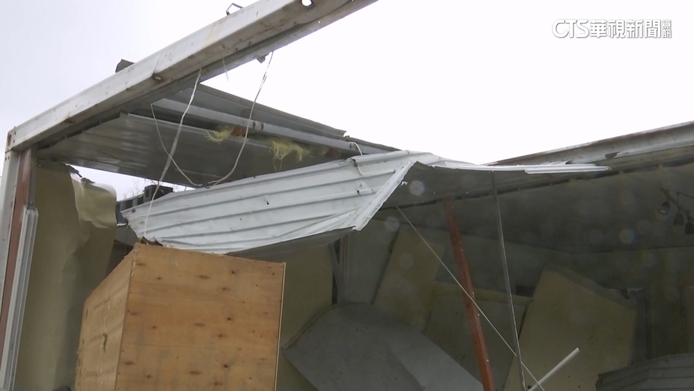 小犬颱風肆虐　恆春鐵皮屋3面牆被吹飛.家具全毀
