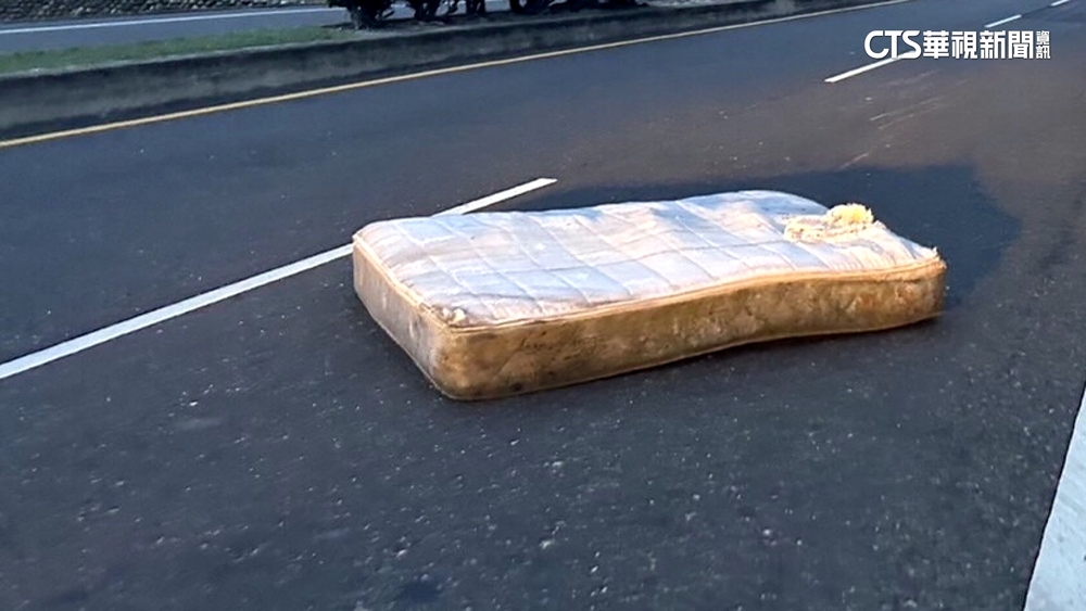 床墊被吹飛躺路中央！　騎士閃避不及昏迷腦死