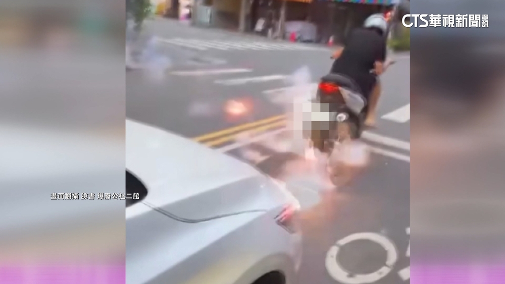 疑不滿被按喇叭　轎車駕駛丟鞭炮嚇騎士