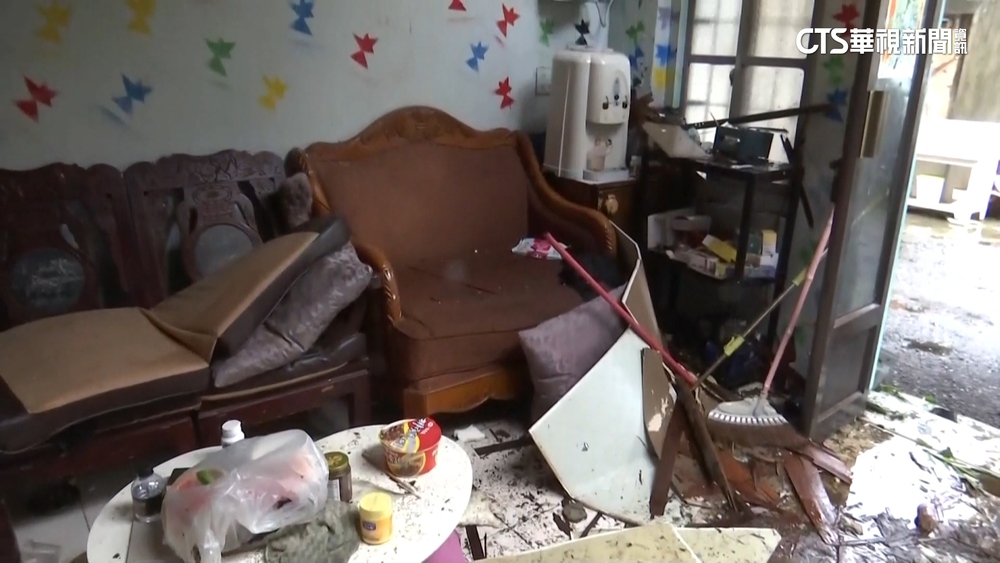 屏東滿州颳17級風　長樂村鐵皮屋頂被吹掀.夫妻逃命