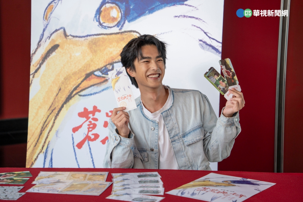 《蒼鷺與少年》上映　中文版配音明星曾敬驊開箱台灣獨家特典喊「好可愛」