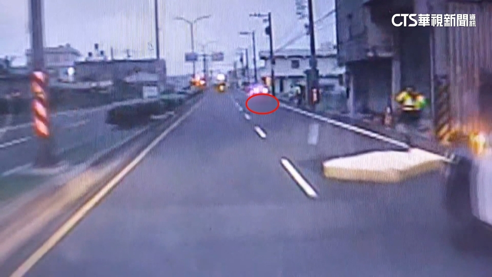 小犬吹強風！　床墊躺路中央　騎士閃不掉摔車亡