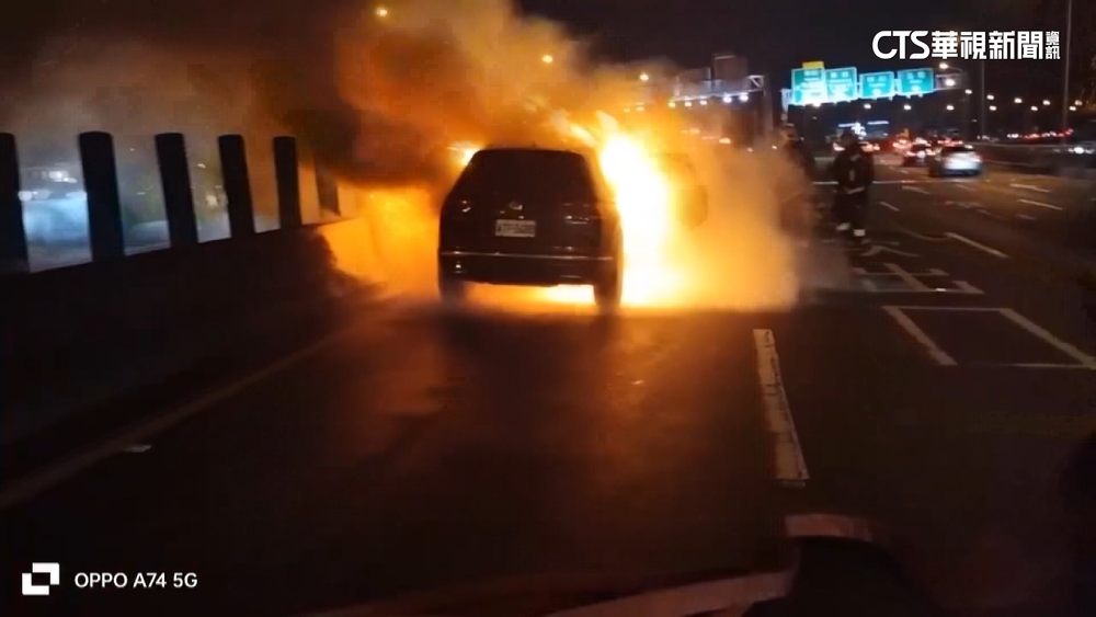 省道台65線新莊段火燒車！　狂冒濃煙4人急逃命