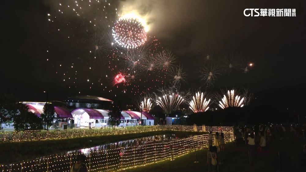 連假首發煙火在新北！　鶯歌300秒炫麗煙火閃耀夜空