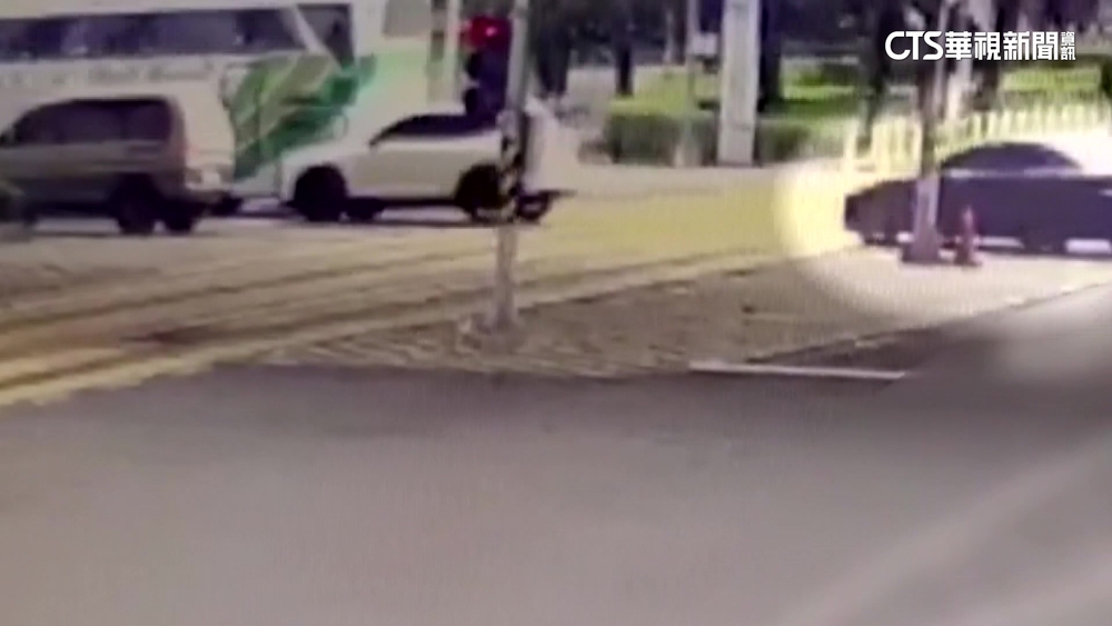 轎車搶快卡軌道害輕軌無法通行　最高開罰3千元