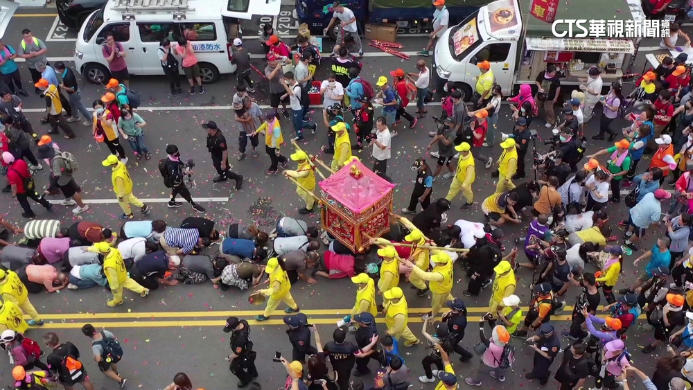 「粉紅超跑」嘉市贊境　信眾「施放彩帶掛電桿」釀停電