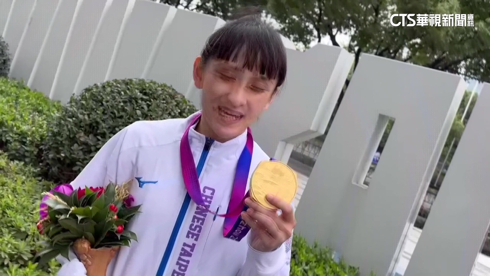 谷筱霜亞運空手道逆轉摘金　親友齊唱國旗歌同歡