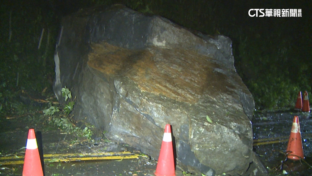 悚！烏來巨大落石砸車　70歲夫婦受傷送醫