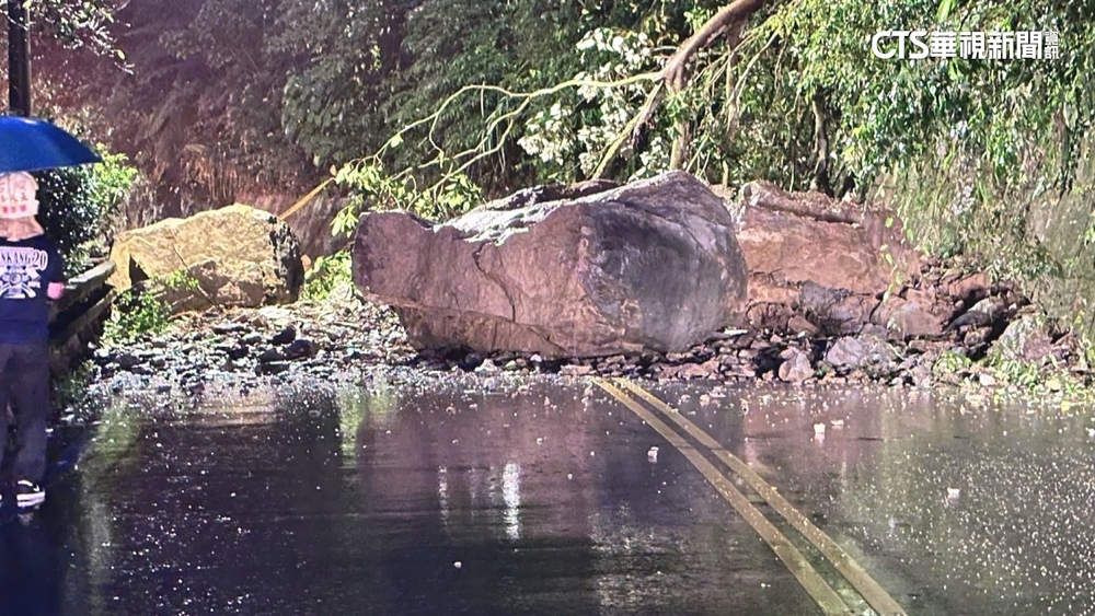 豪雨侵襲！　石碇山區2米高落石　幸無砸傷人
