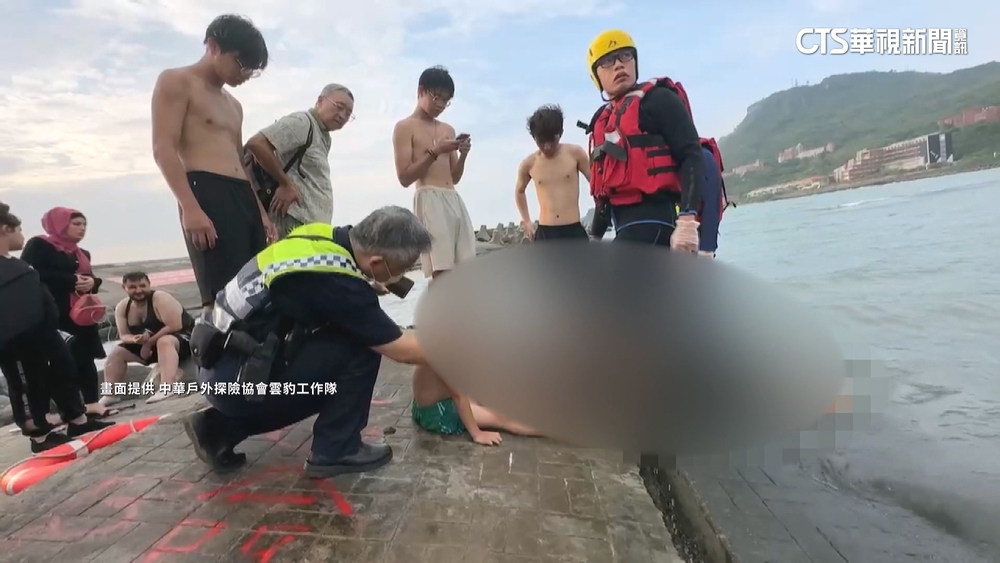 連假西子灣父子溺水　外國遊客及時救命