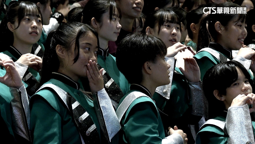 「翡翠騎士」圓山飯店快閃演出　民眾雨中熱情支持