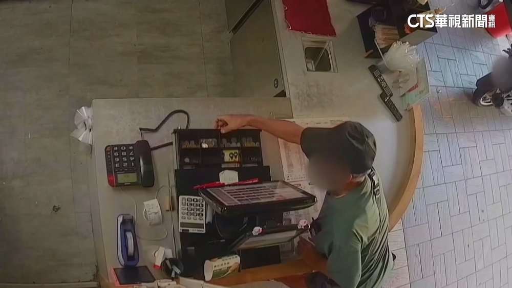 司機送貨忘鎖車門　竊賊偷1萬4被抓包爆扭打