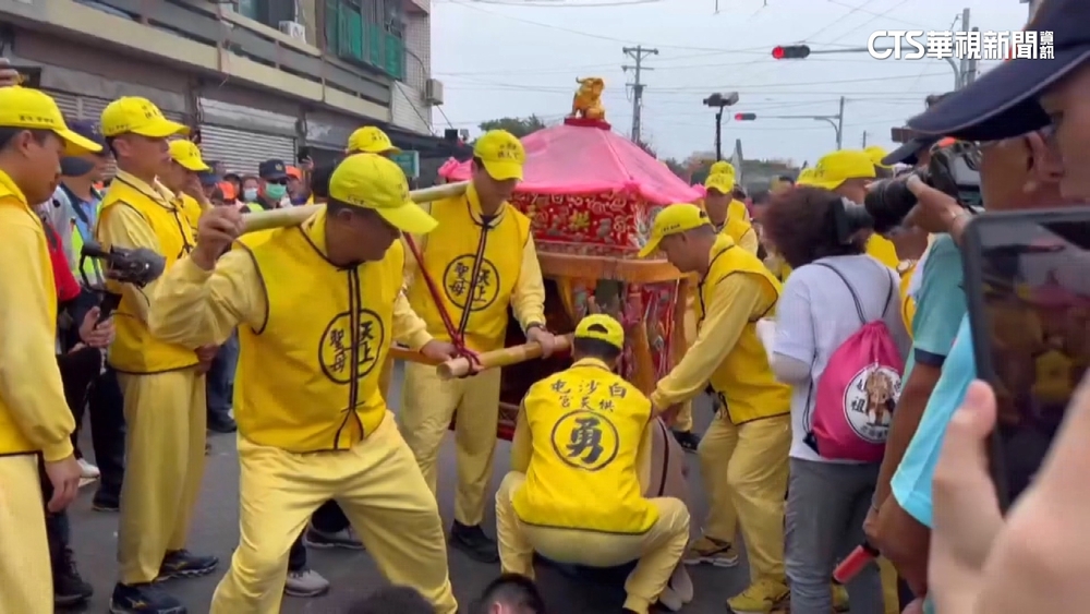 白沙屯媽祖連假「出遊」　遇母抱遲緩兒停下賜福