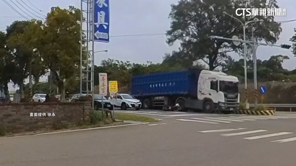 騎士自摔「險命喪輪下」　重機車隊路過攔車搶命
